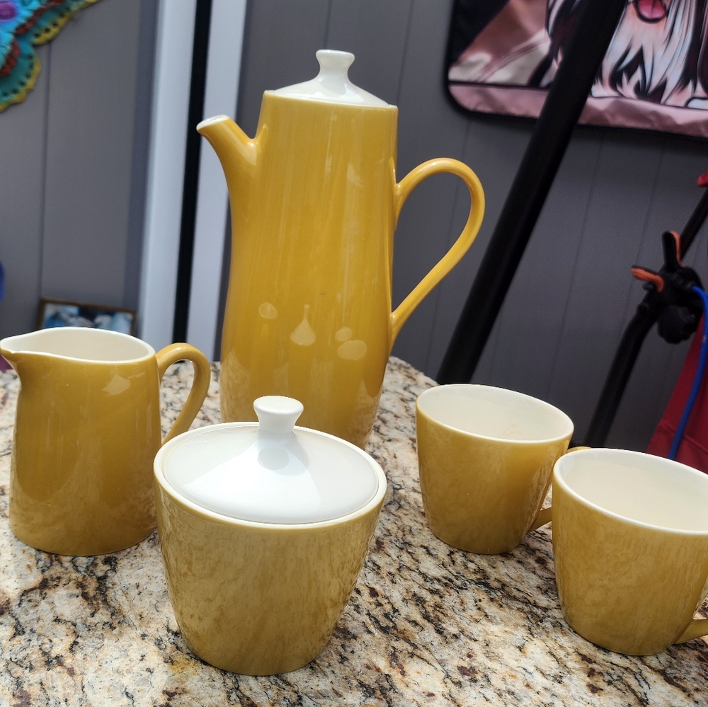 Sheffield Ironstone 70s Yellow Coffee Tea Pot W/ Creamer Cup, Sugar Bowl, & Cups - Picture 2 of 13